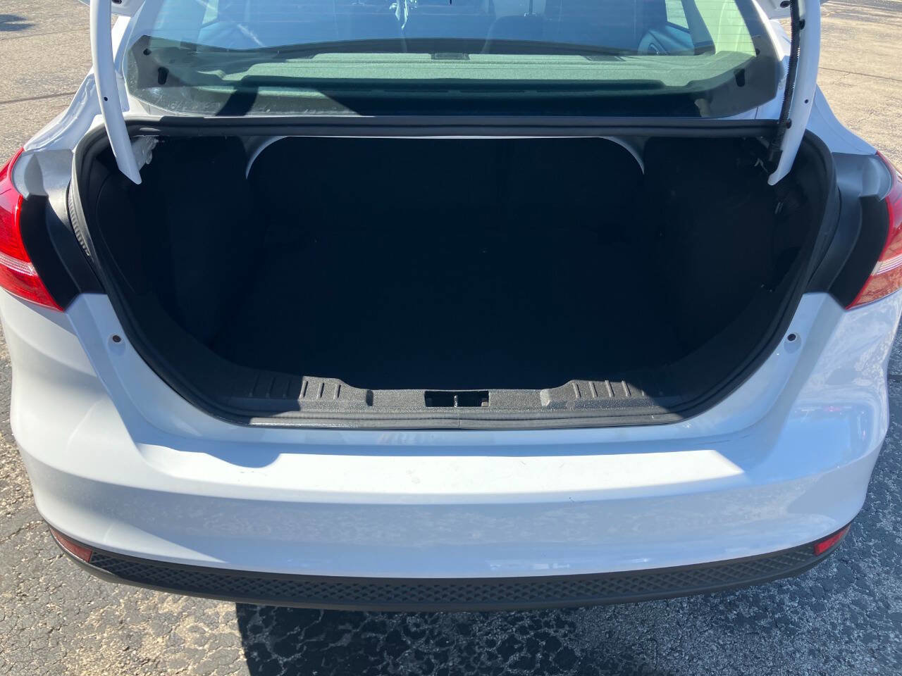 Used 2018 Ford Focus SE w/ SE Appearance Package image 21