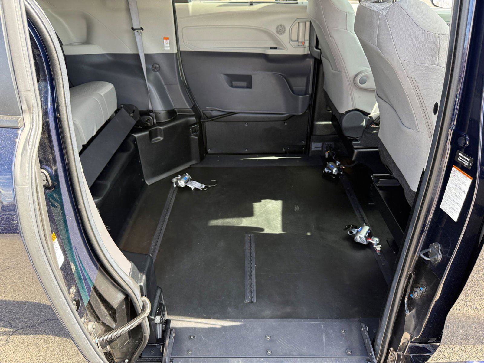Used 2024 Toyota Sienna LE FWD image 17