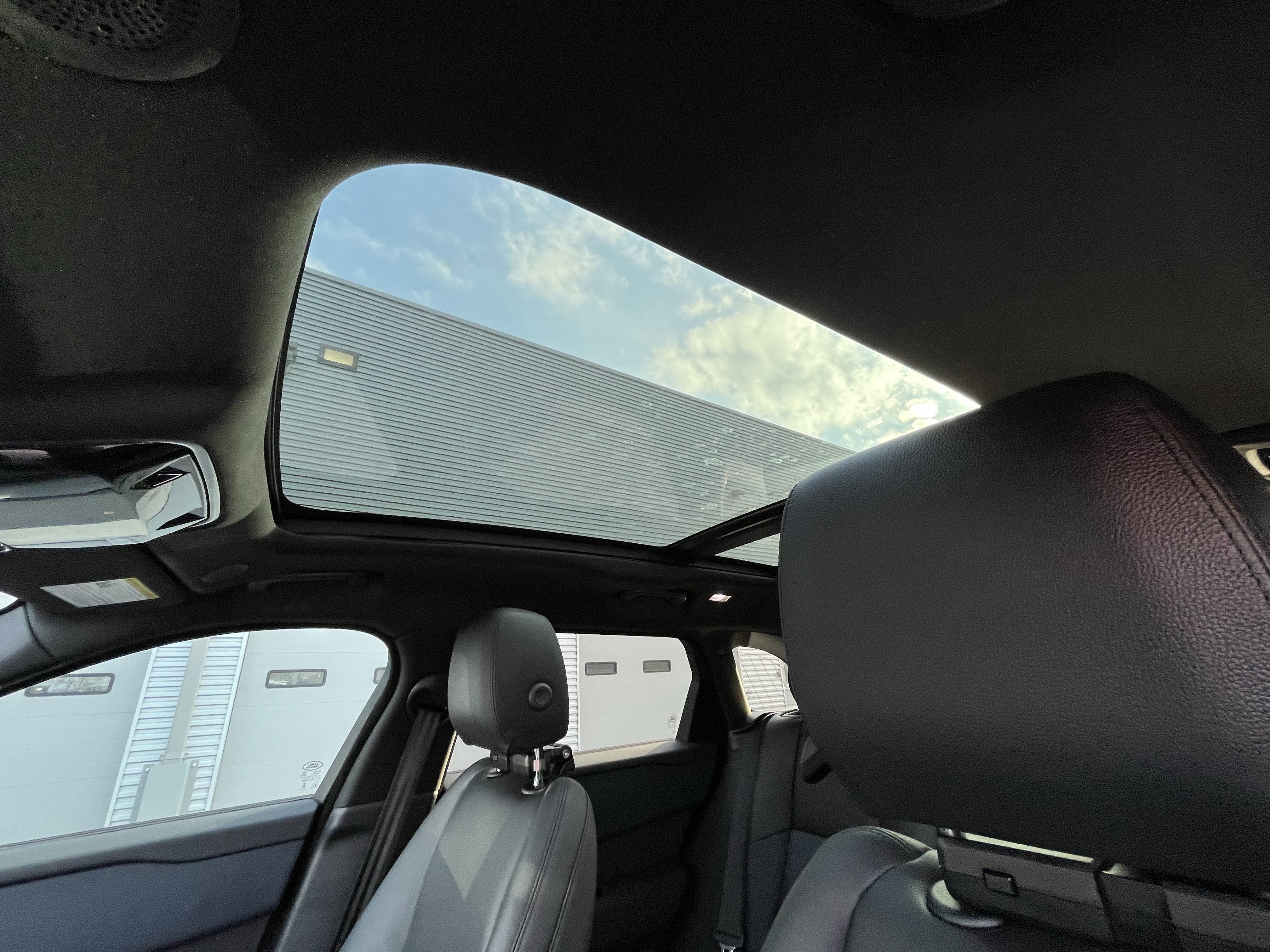 Certified 2024 Land Rover Range Rover Velar Dynamic SE image 27