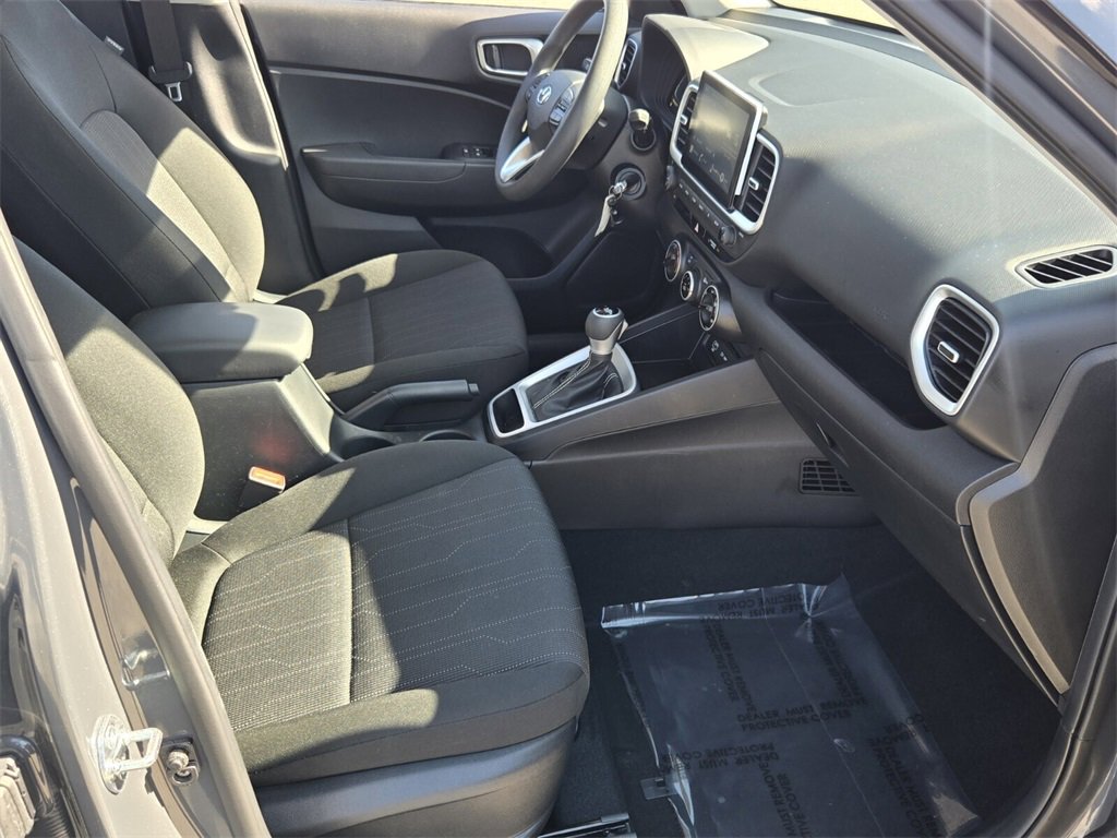 Certified 2025 Hyundai Venue SE image 18