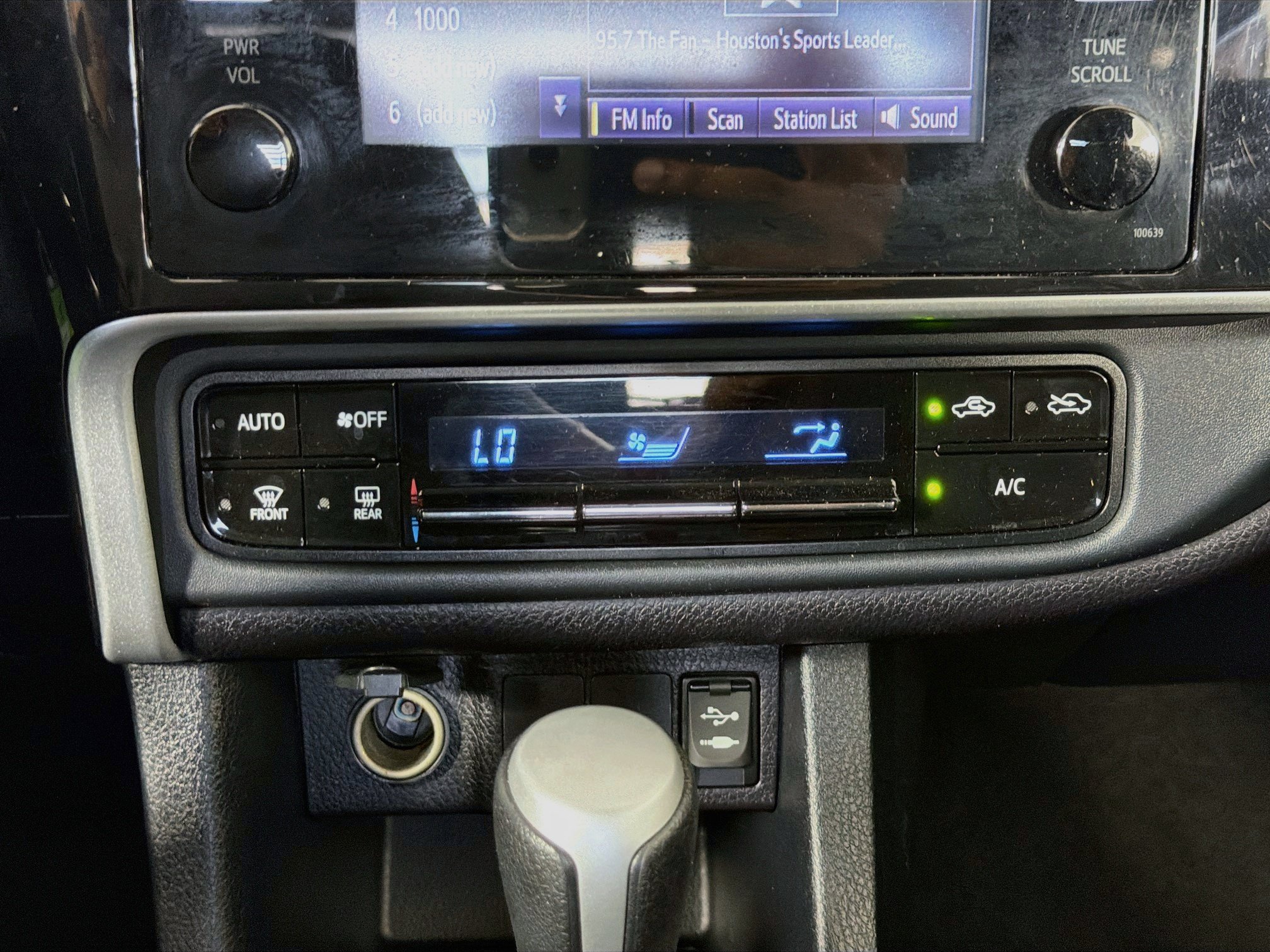 Used 2018 Toyota Corolla LE FWD image 22