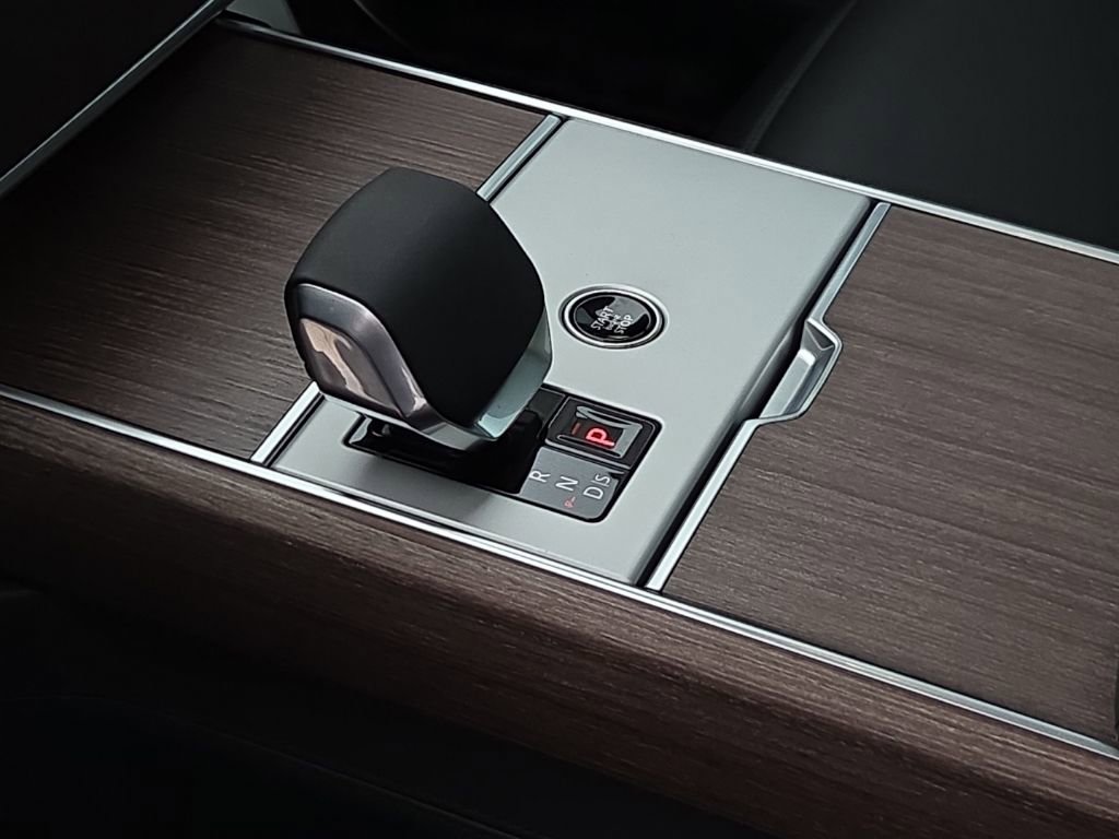 New 2026 Land Rover Range Rover SE image 13