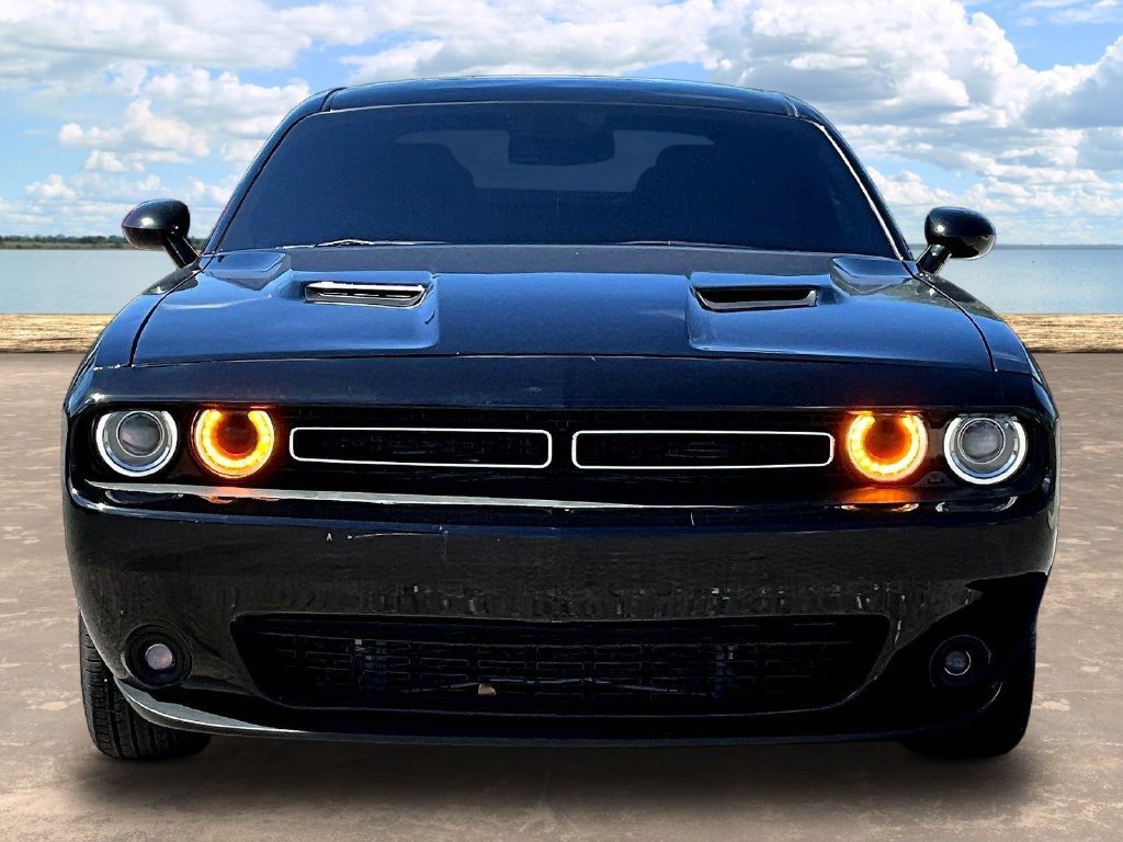 Used 2019 Dodge Challenger SXT RWD image 2
