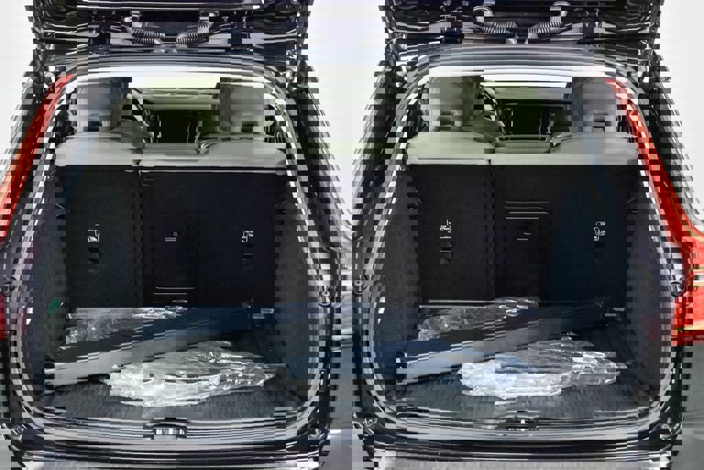 Certified 2024 Volvo V60 B5 Cross Country Plus image 32