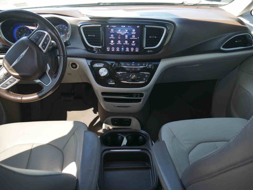 Used 2019 Chrysler Pacifica Touring-L w/ Advanced Safetytec Group image 4