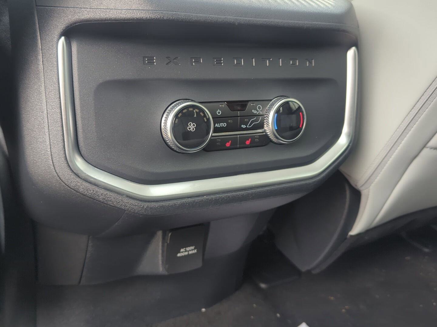 Used 2025 Ford Expedition Platinum image 26