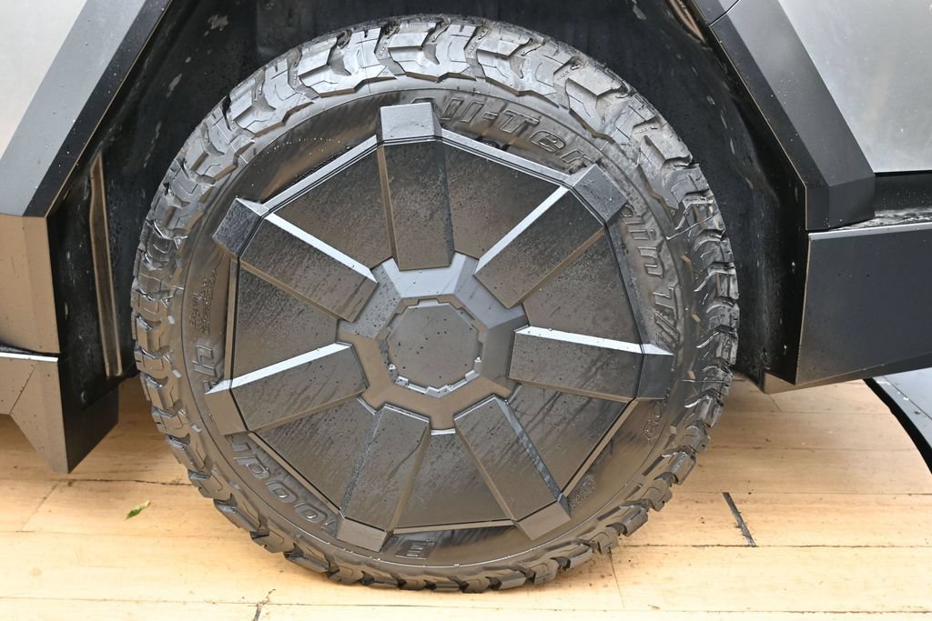 Used 2024 Tesla Cybertruck AWD Crew Cab image 11
