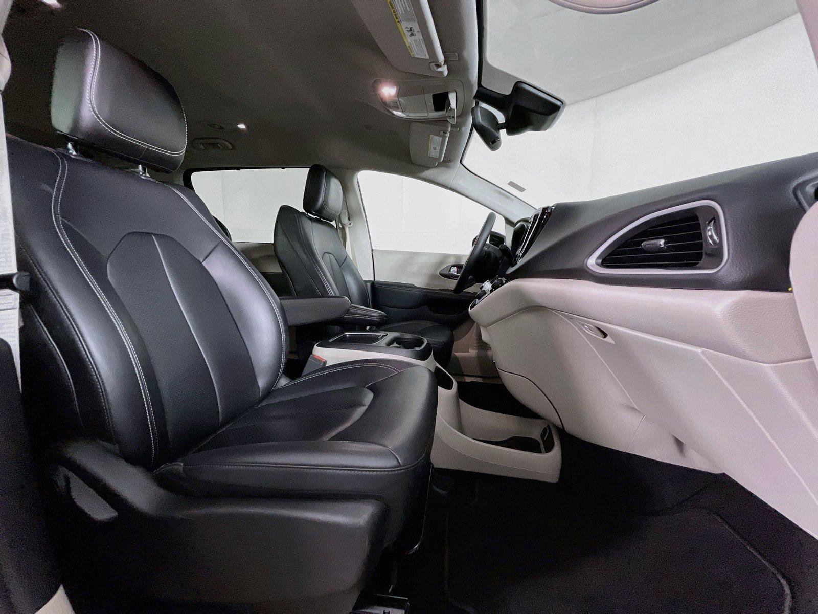 Used 2024 Chrysler Pacifica Touring-L FWD image 25