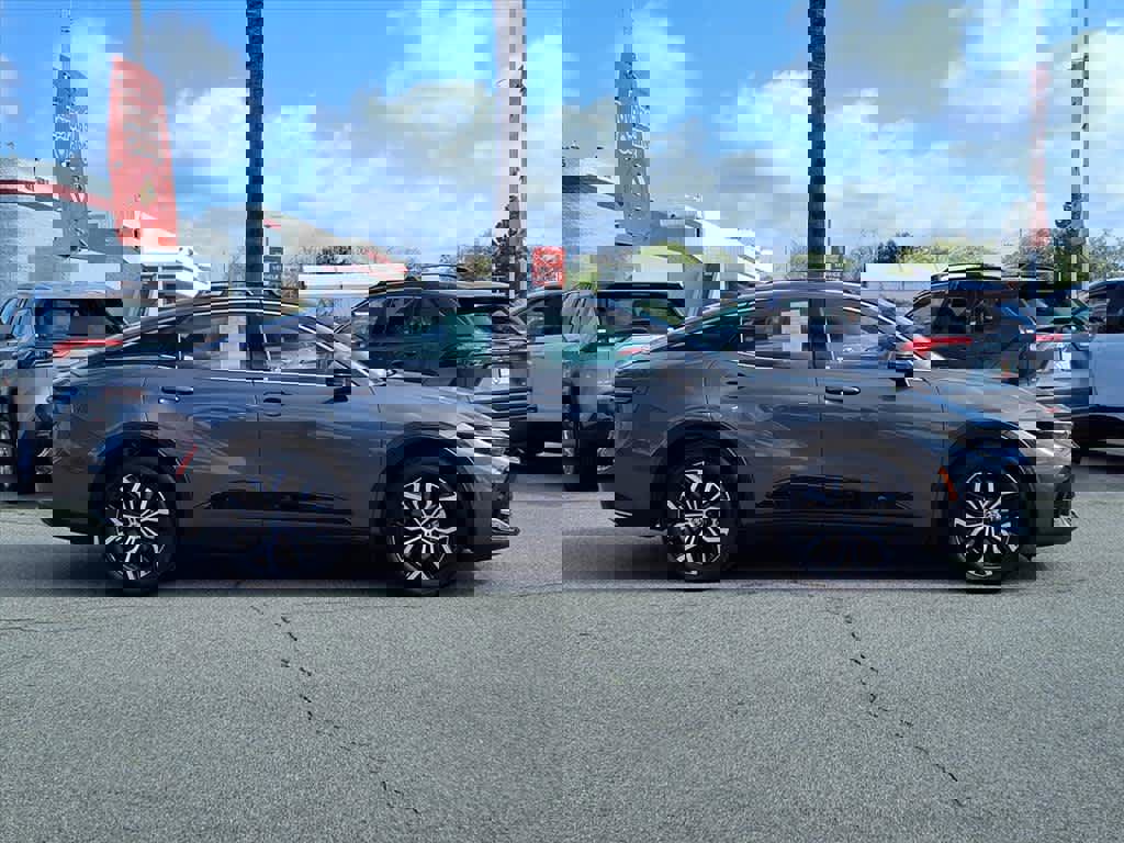 Used 2024 Toyota Crown XLE image 3