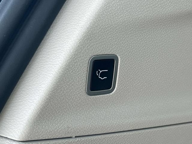 Used 2023 Chrysler Voyager LX FWD image 14