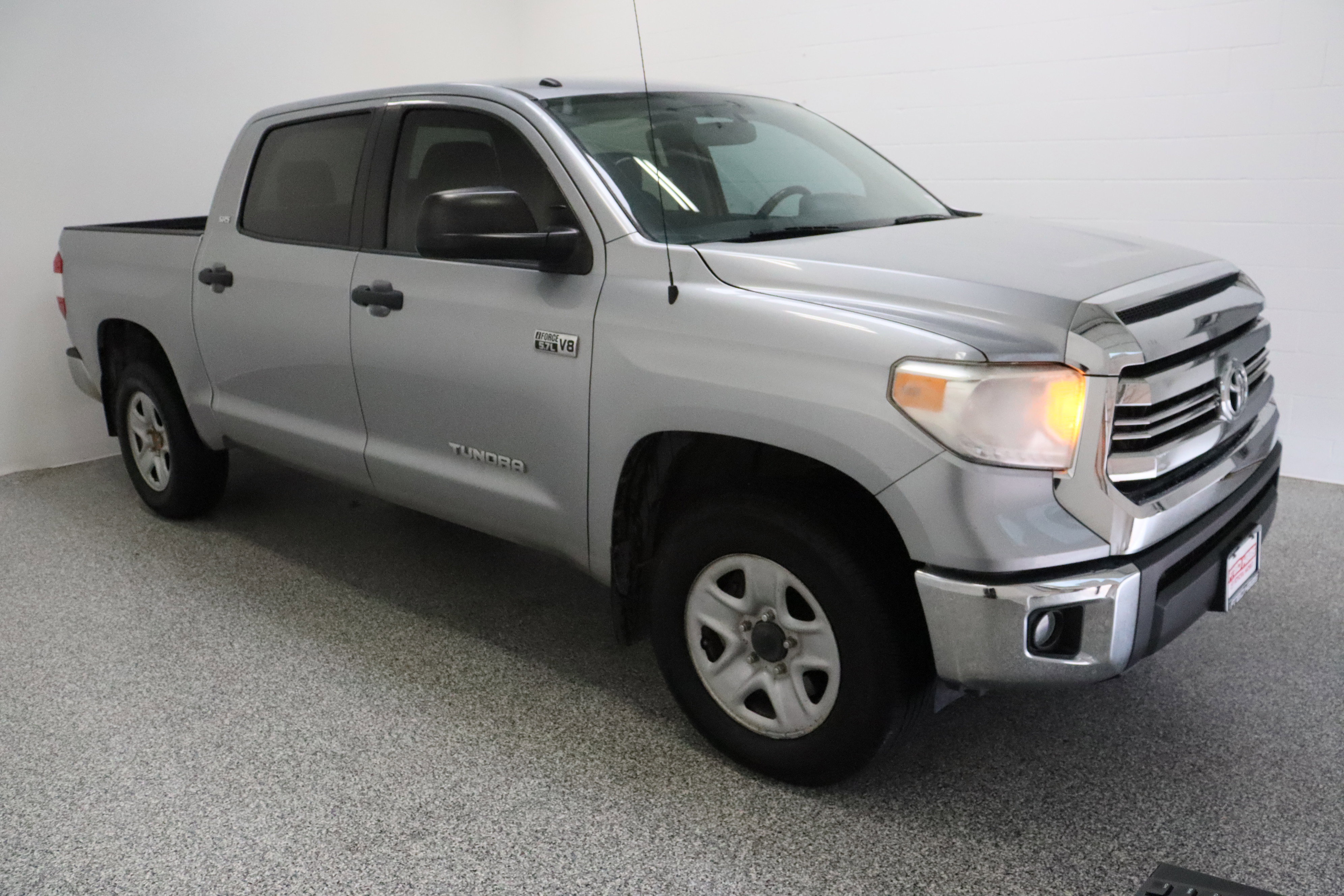 Used 2017 Toyota Tundra SR5 w/ SR5 Upgrade Package AWD/4WD image 4