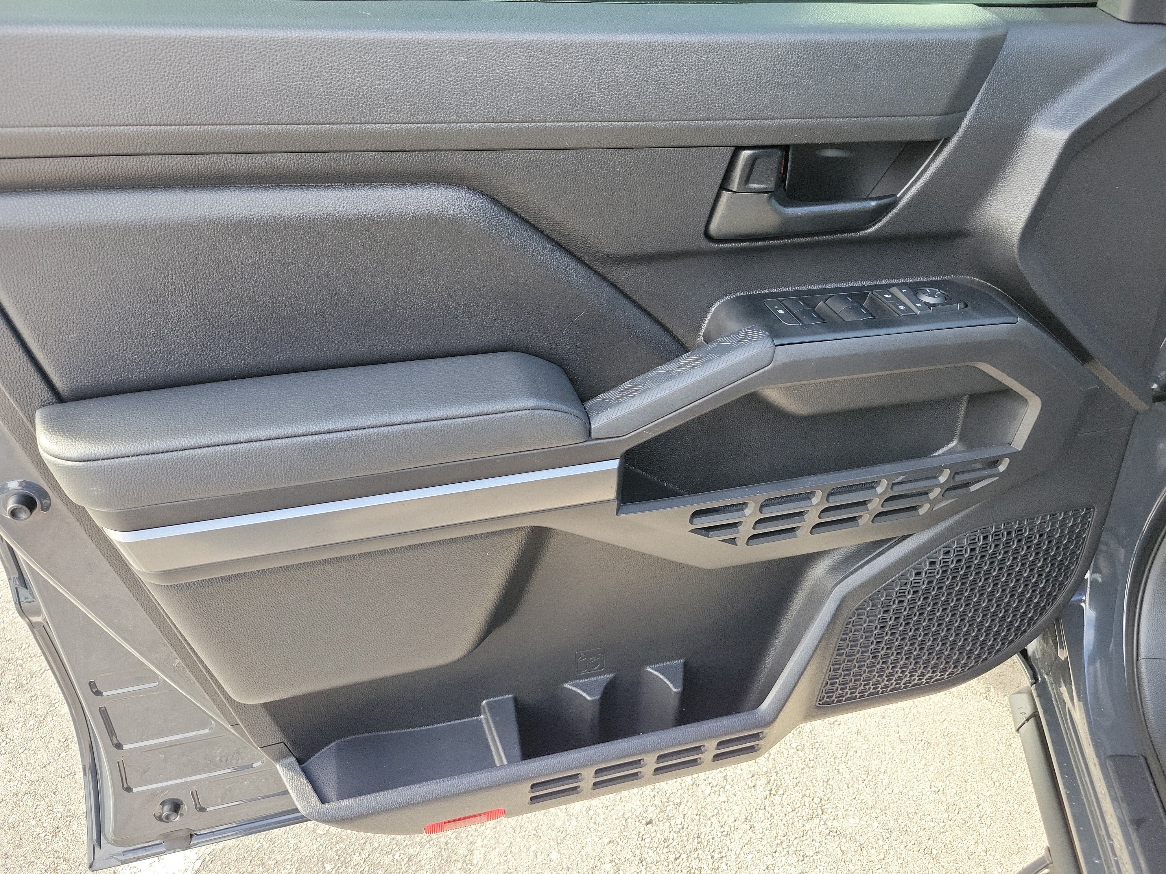 Certified 2025 Toyota Tacoma SR5 AWD/4WD image 19