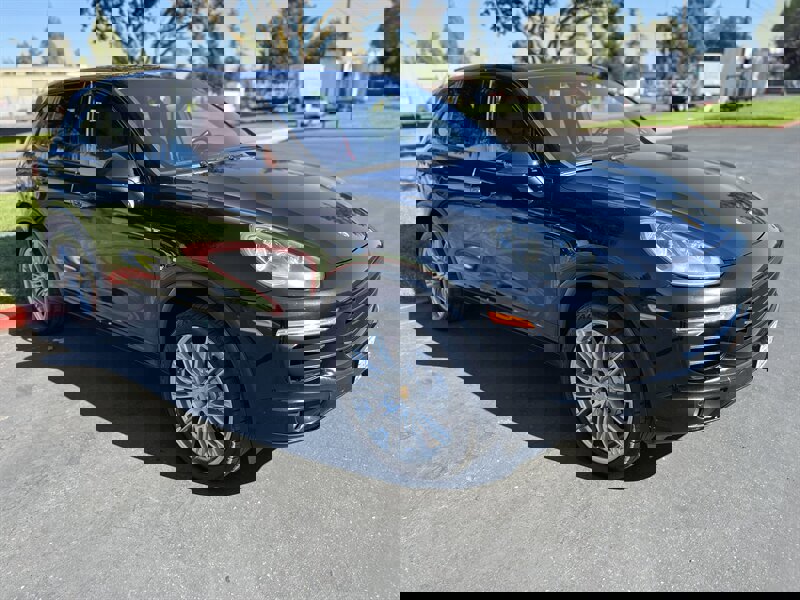Used 2017 Porsche Cayenne S image 3