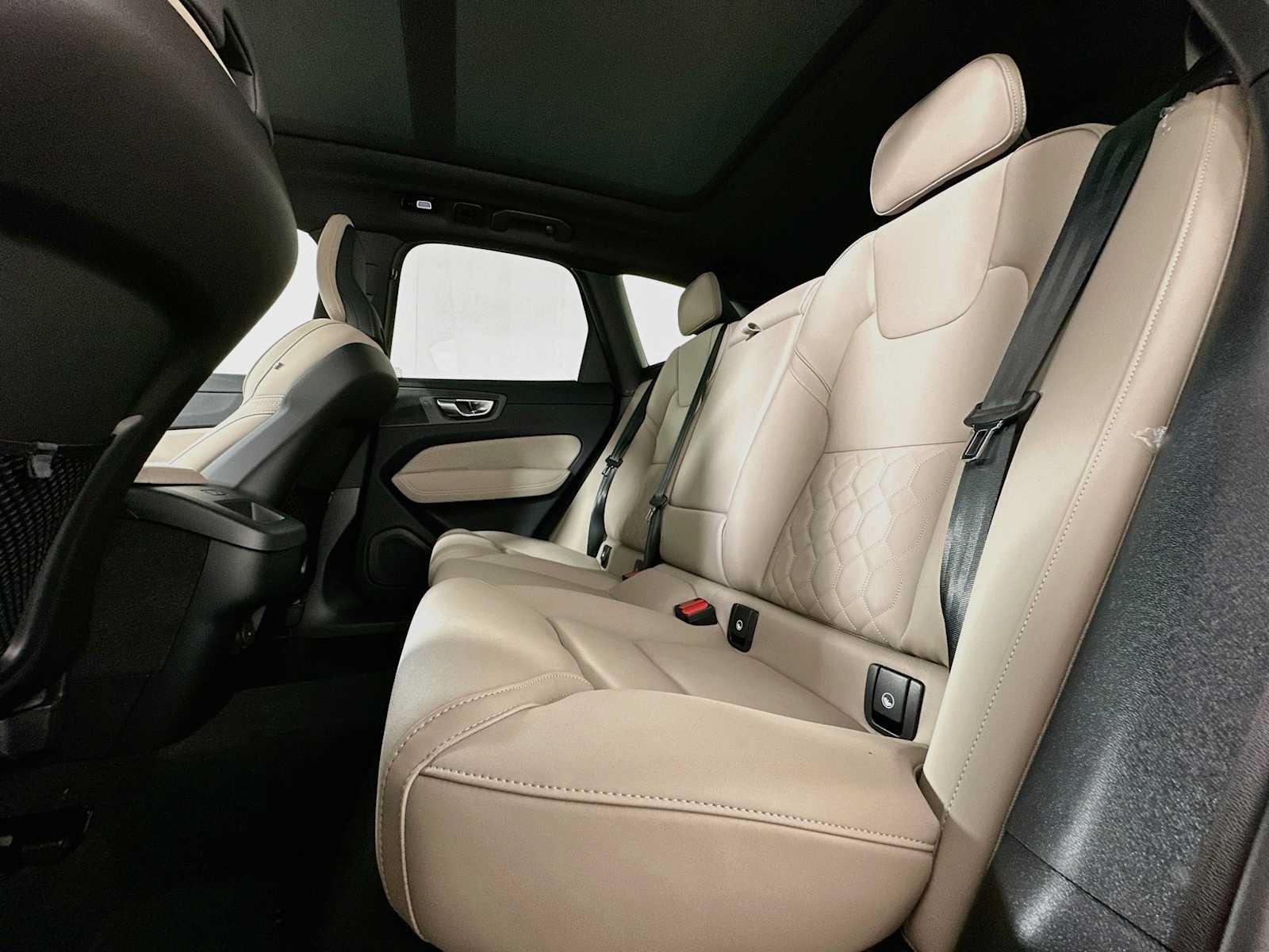 New 2026 Volvo XC60 B5 Plus w/ Protection Package Premier AWD/4WD image 22