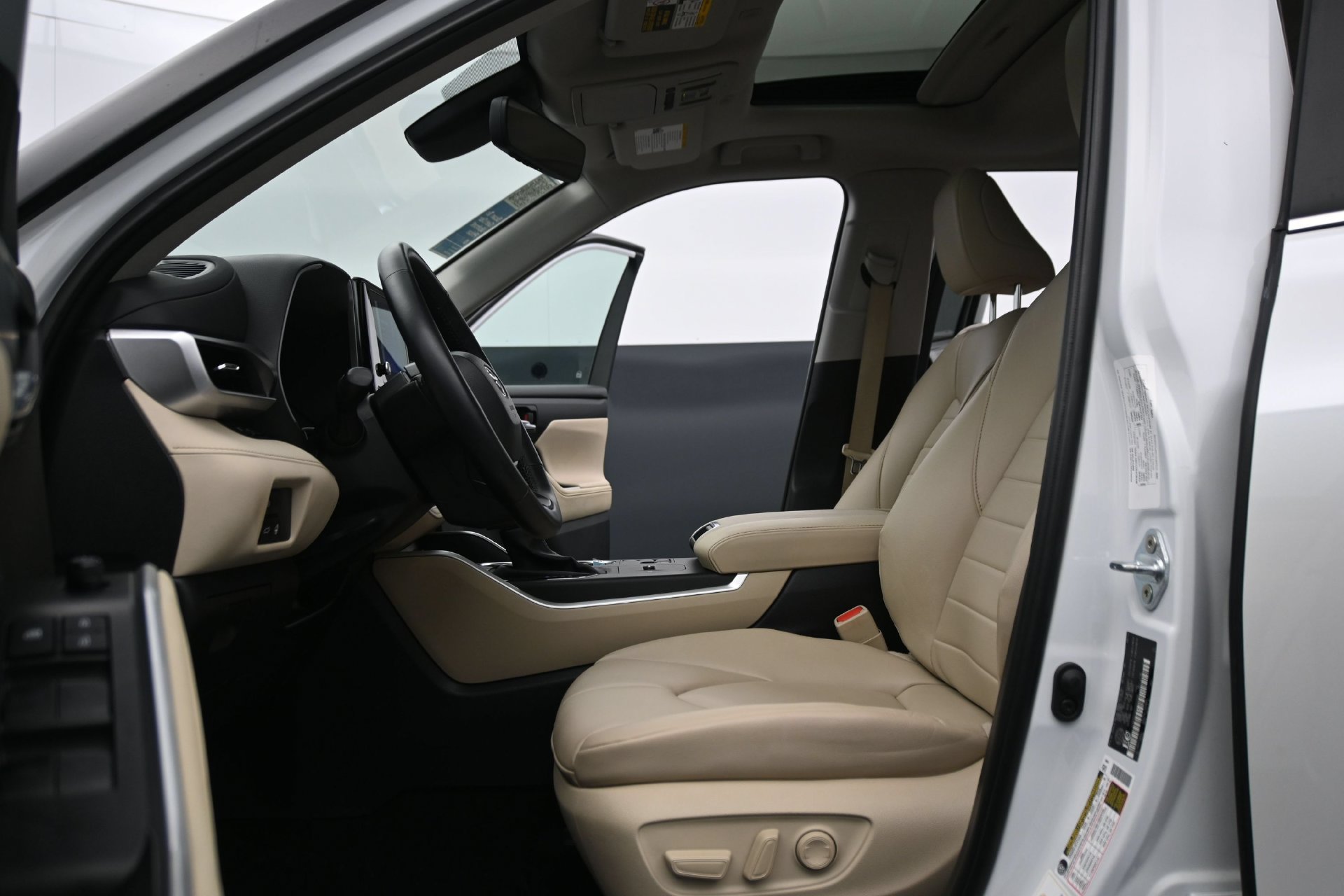 Used 2023 Toyota Highlander XLE AWD/4WD image 22