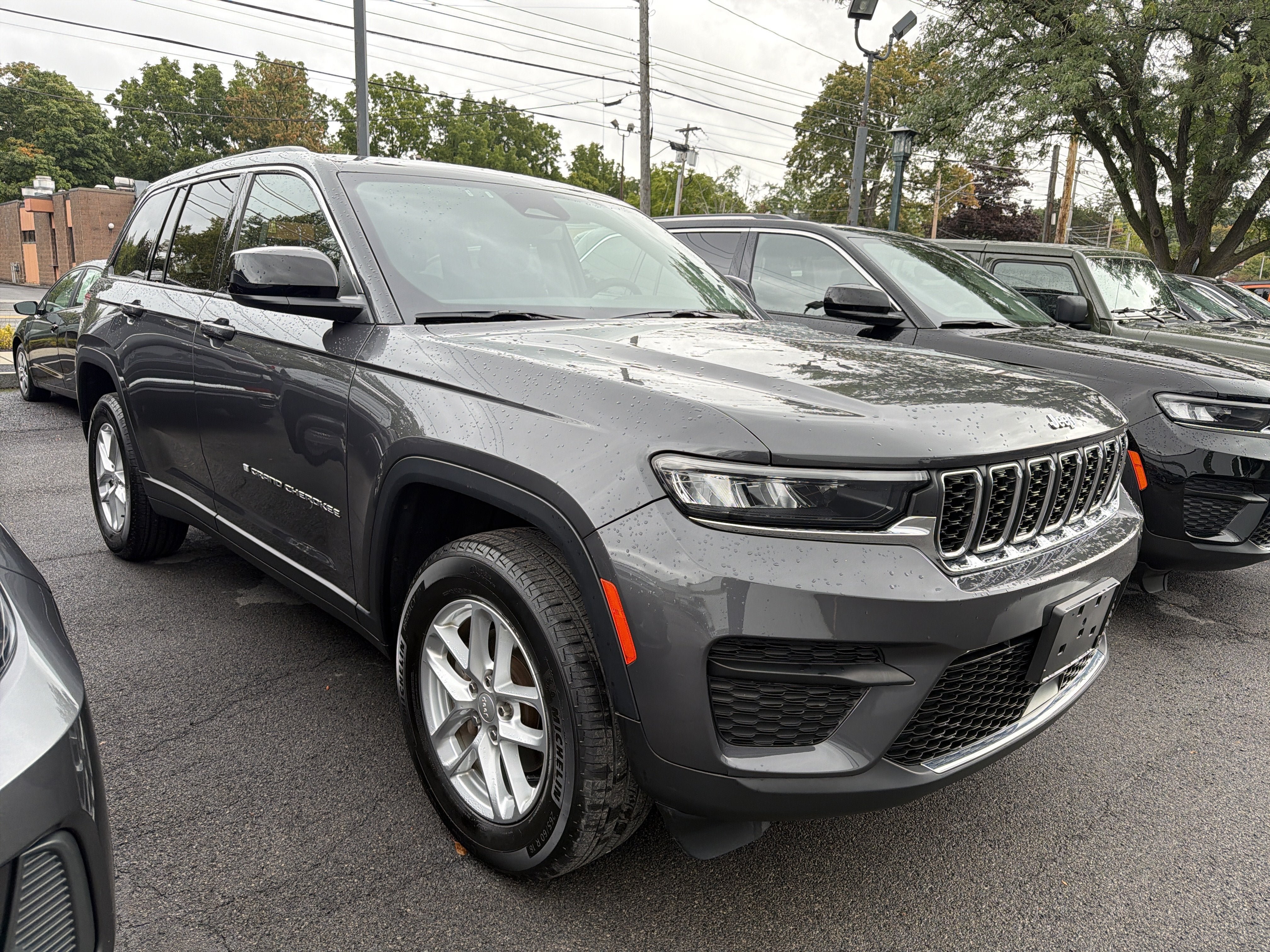 Used 2023 Jeep Grand Cherokee Laredo AWD/4WD image 2