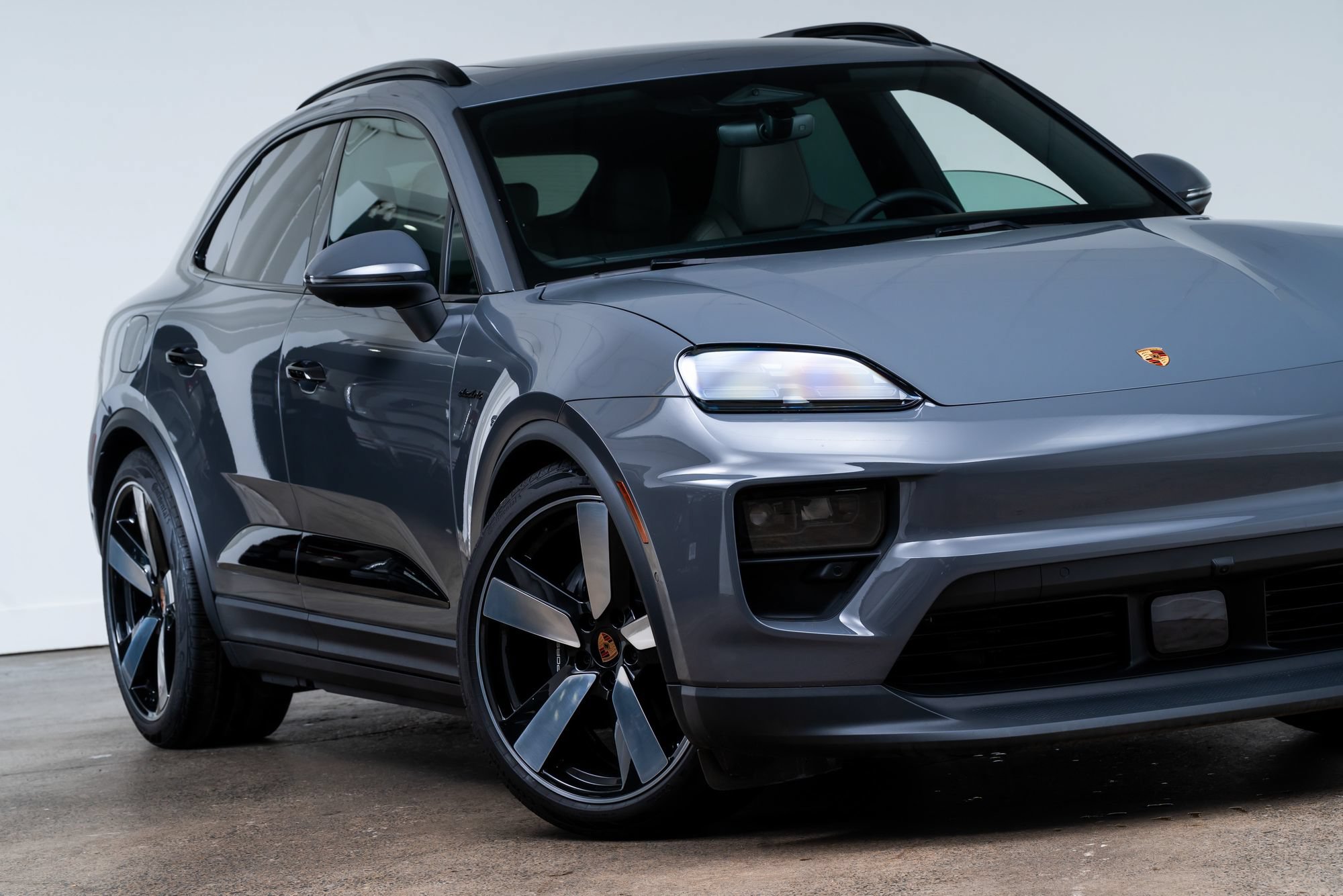 Used 2025 Porsche Macan 4 Electric AWD/4WD image 2