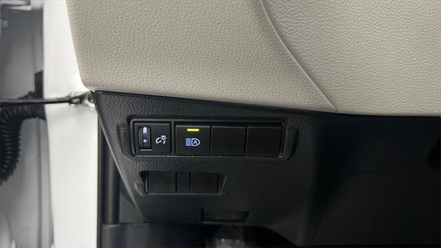 Certified 2022 Toyota Corolla Cross LE image 28