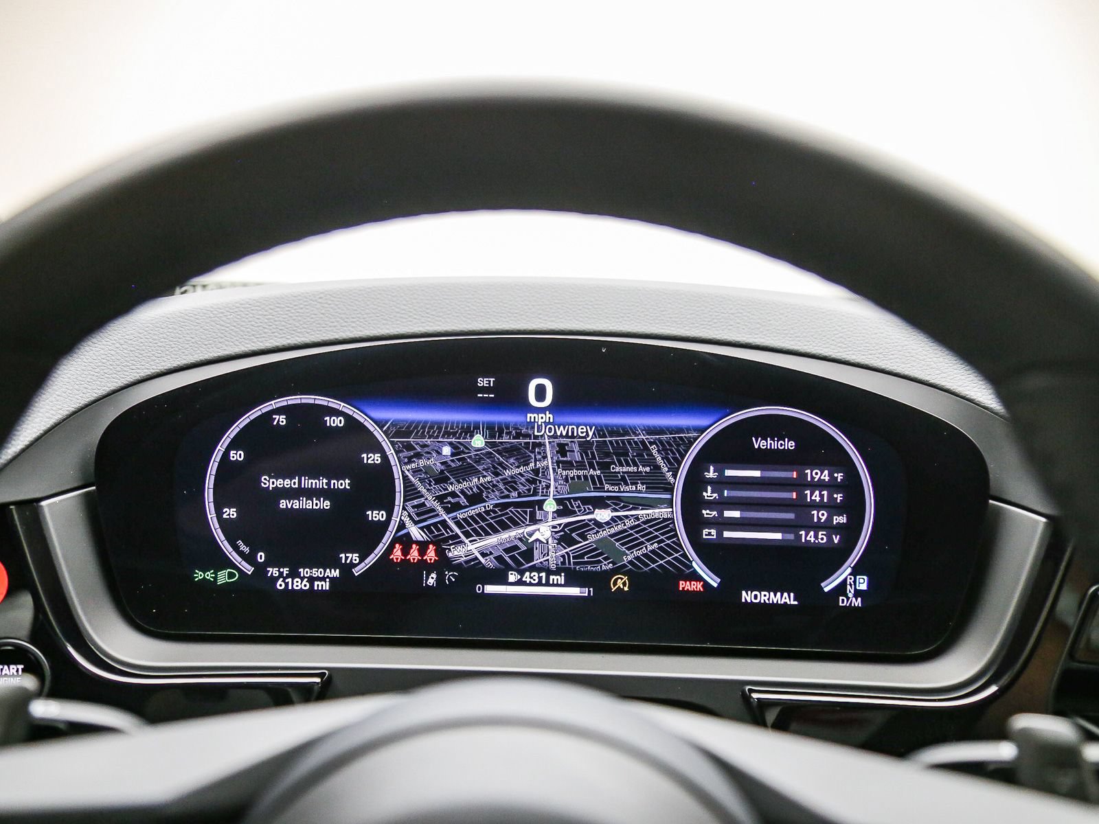 Certified 2025 Porsche Cayenne AWD/4WD image 28