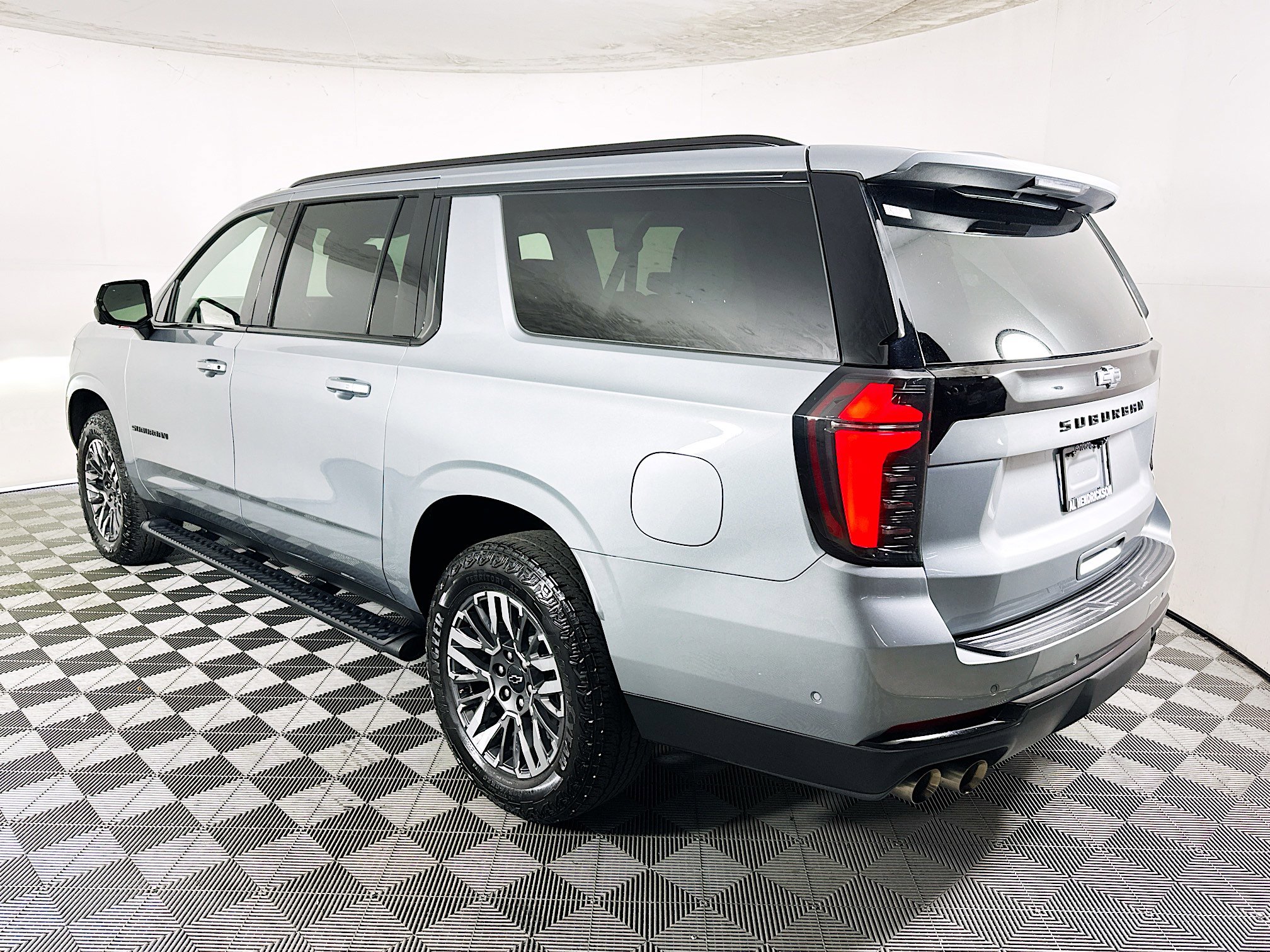 Used 2025 Chevrolet Suburban Z71 image 5