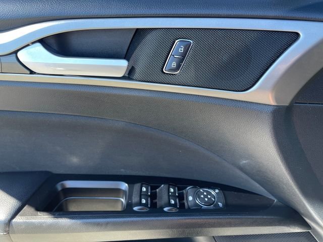 Used 2017 Ford Fusion SE w/ Equipment Group 201A image 24