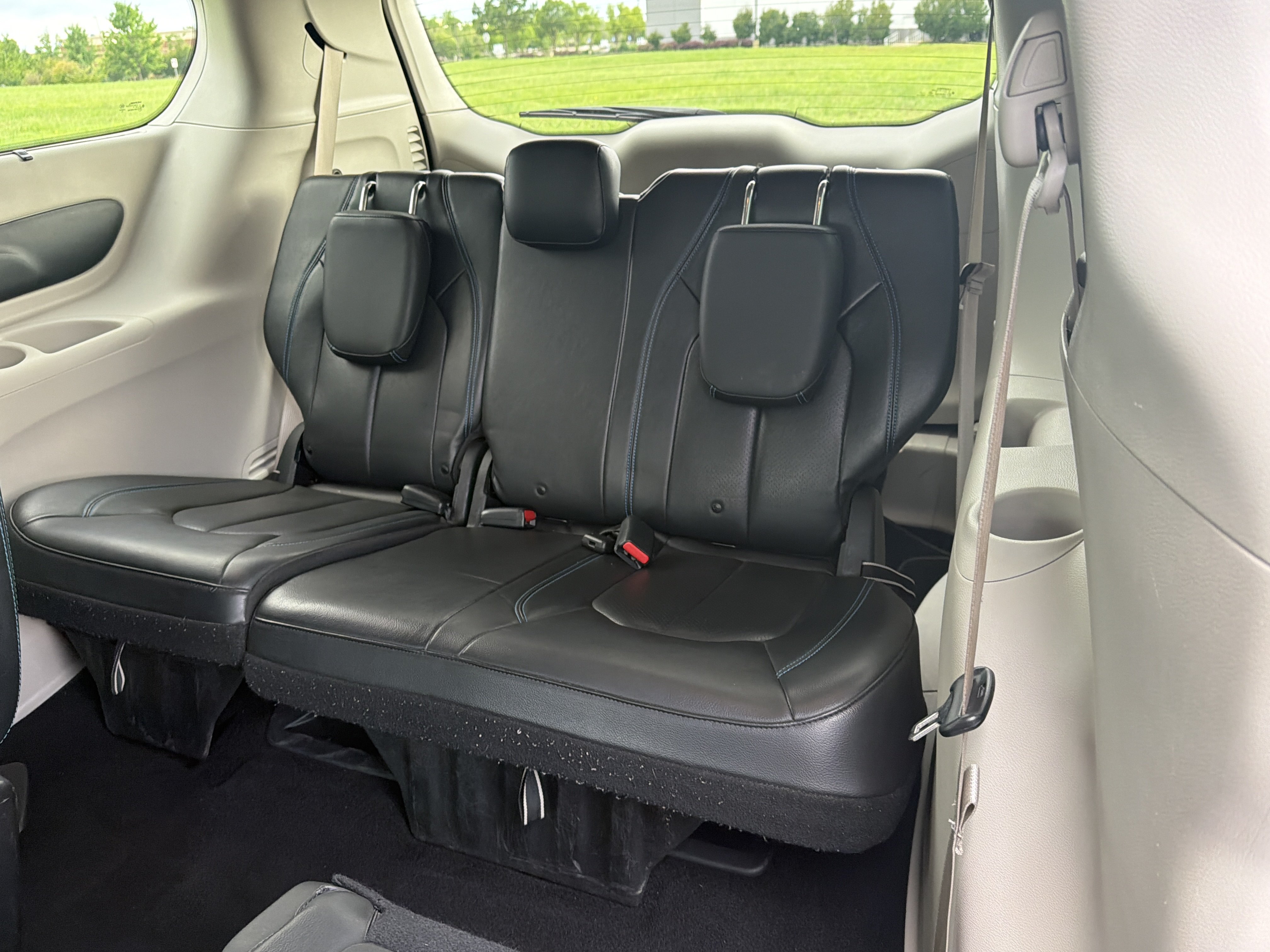 Used 2021 Chrysler Pacifica Touring-L FWD image 27