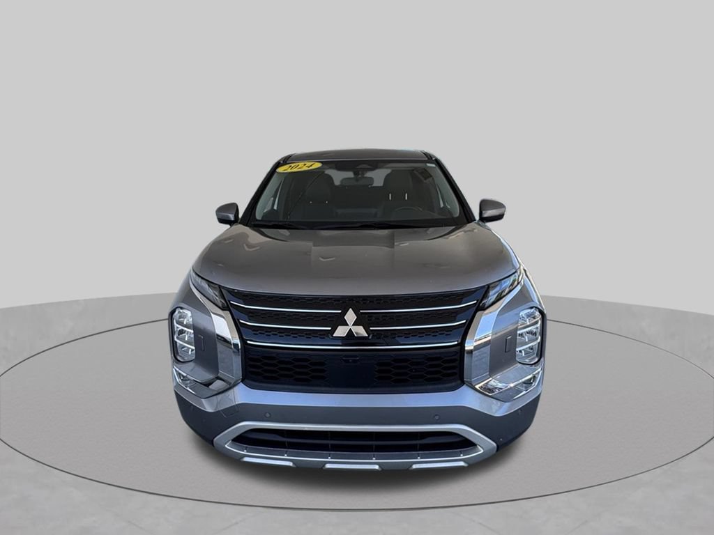 Used 2024 Mitsubishi Outlander SE AWD/4WD image 3