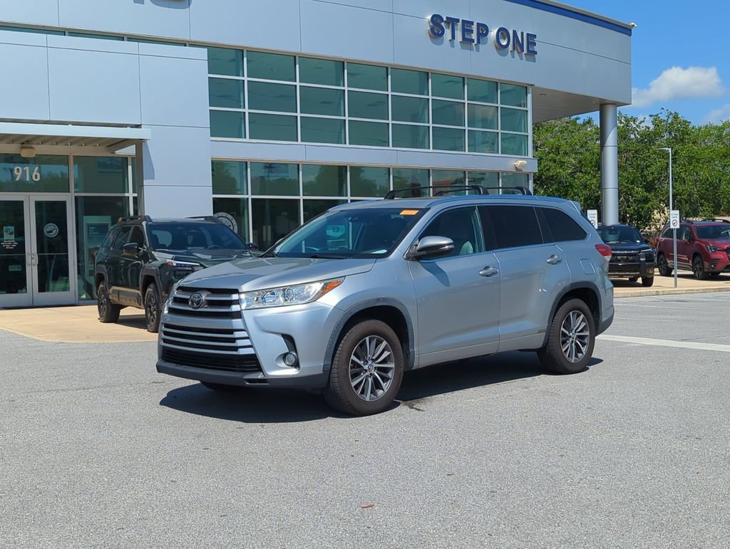 Used 2018 Toyota Highlander XLE FWD image 2
