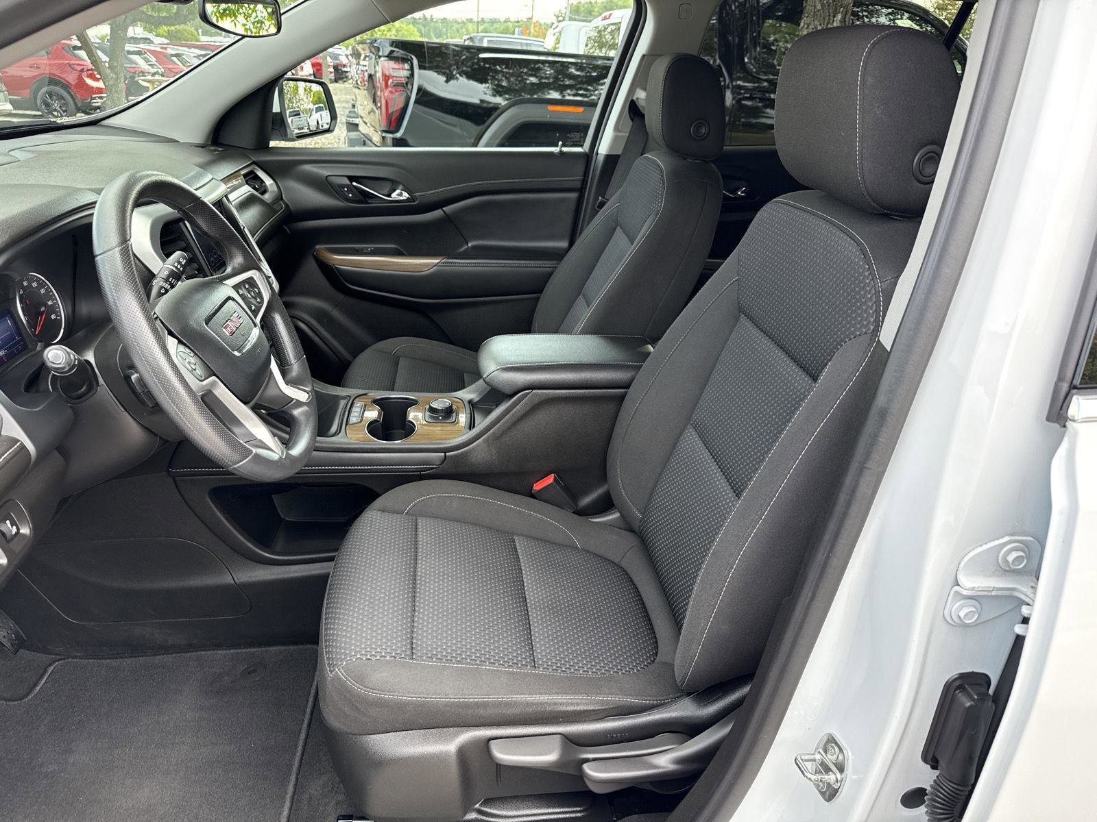 Used 2023 GMC Acadia SLE image 11