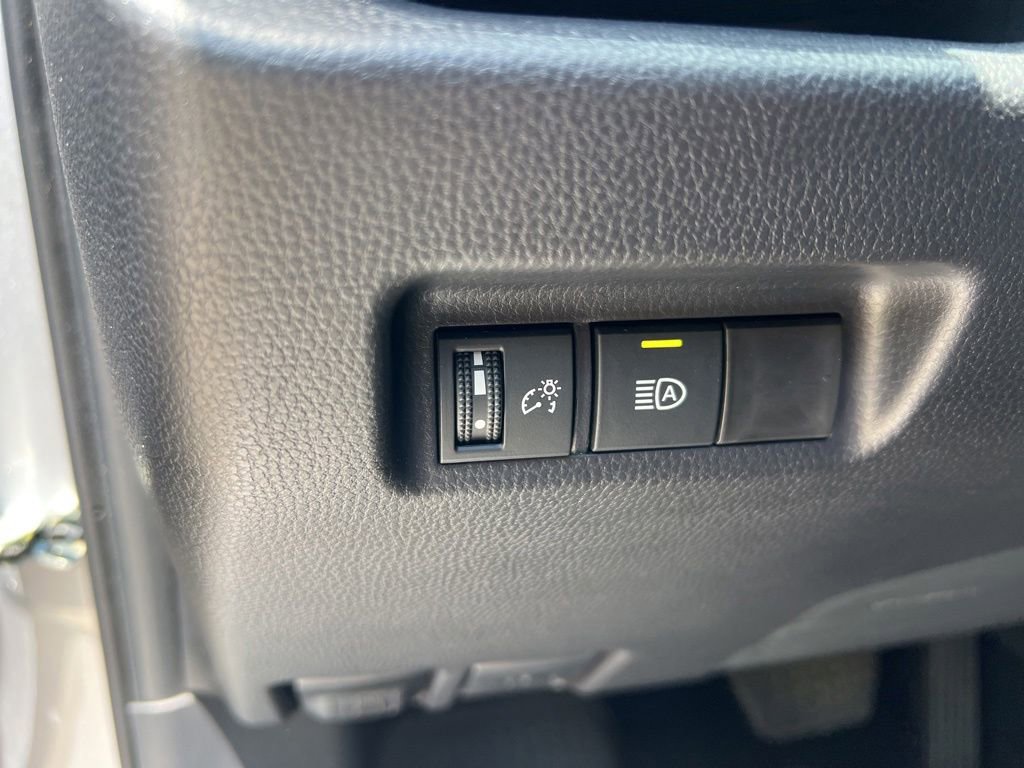 Used 2025 Toyota RAV4 XLE FWD image 40