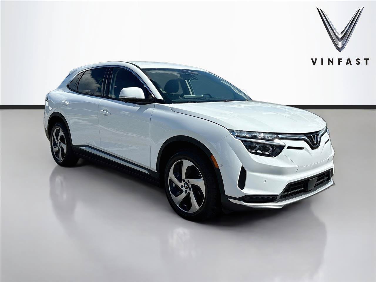 New 2027 VinFast VF 8 Eco AWD/4WD image 1