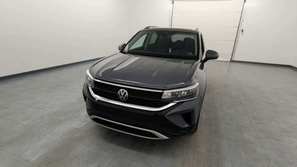 Used 2024 Volkswagen Taos SE w/ Panoramic Sunroof Package image 3