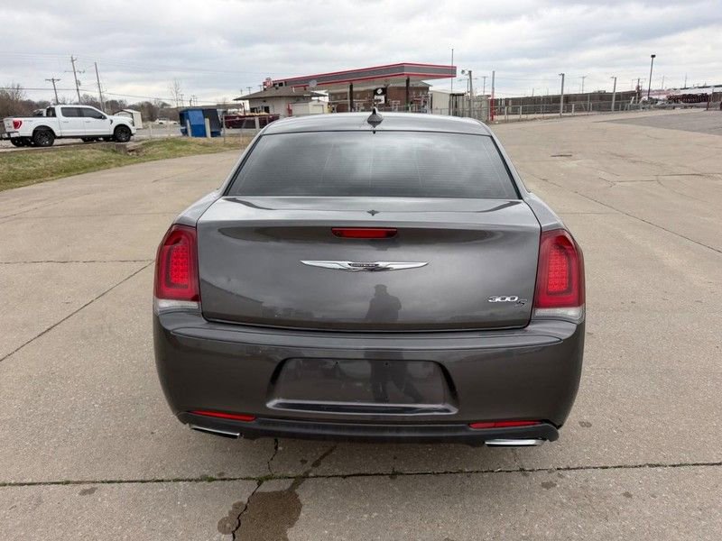 Used 2016 Chrysler 300 S image 4