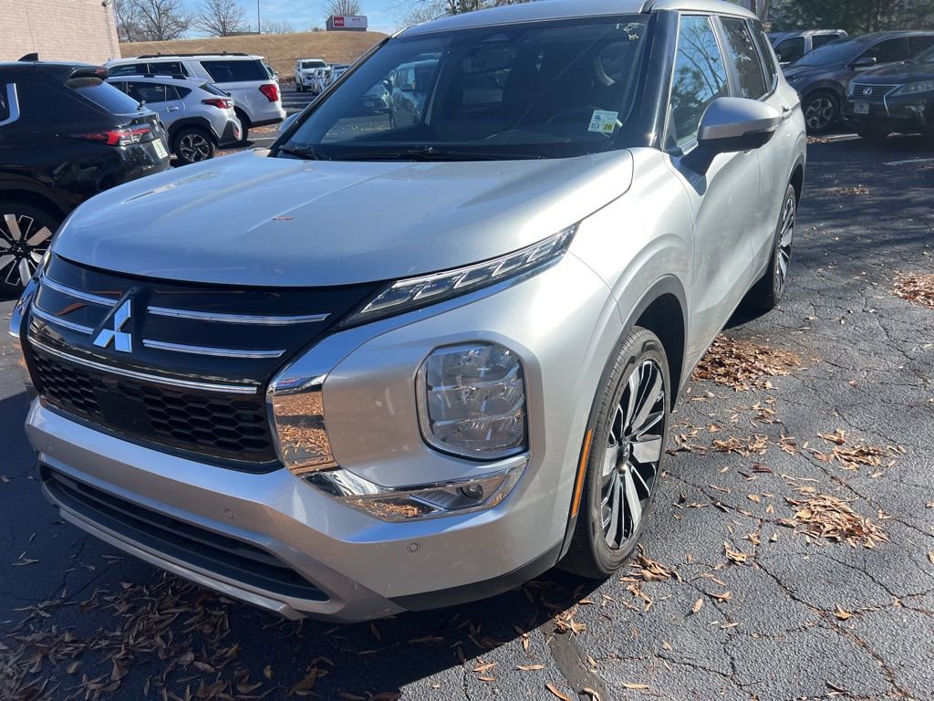 Used 2025 Mitsubishi Outlander SE image 1