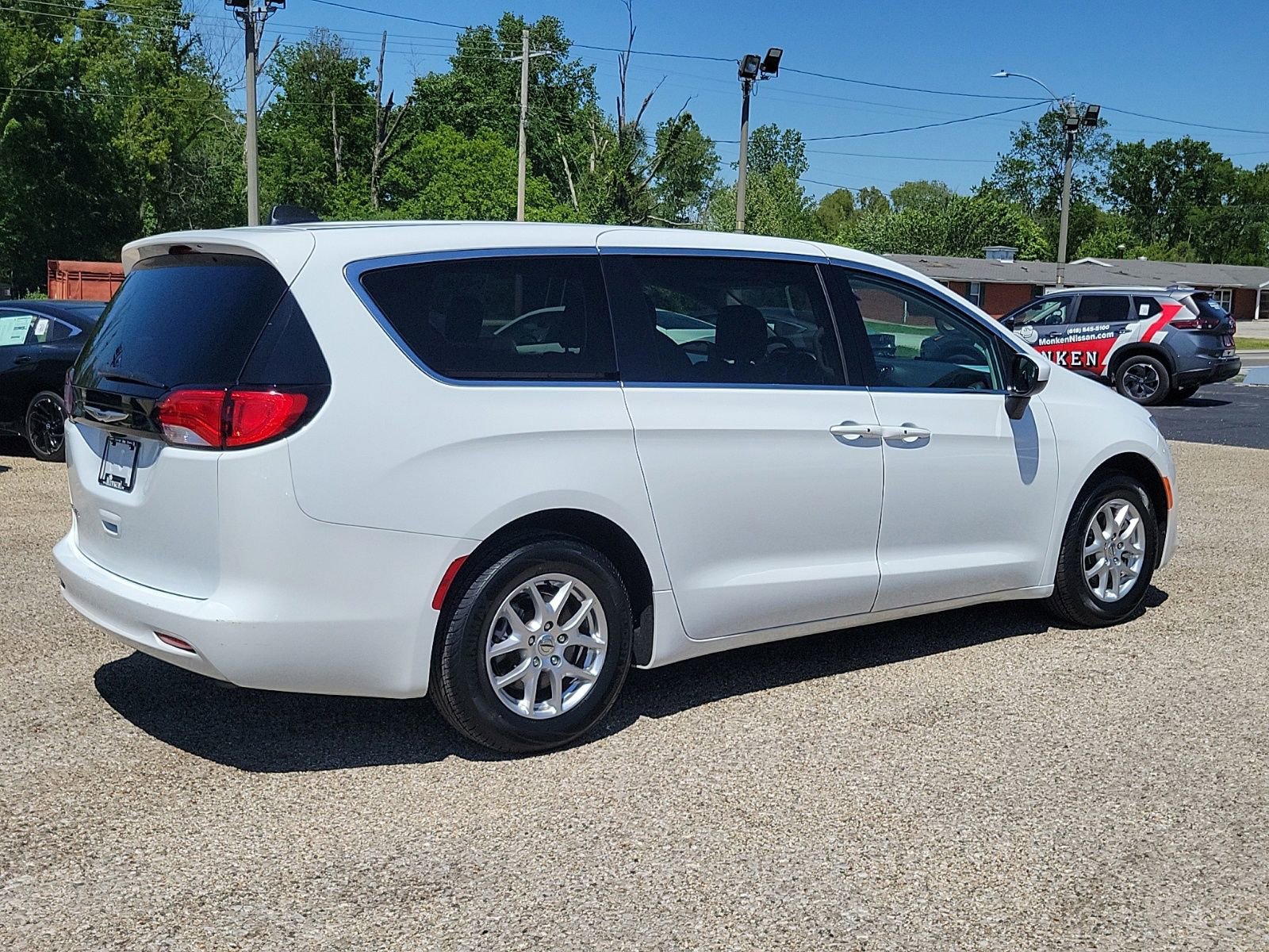 Used 2022 Chrysler Voyager LX FWD image 3