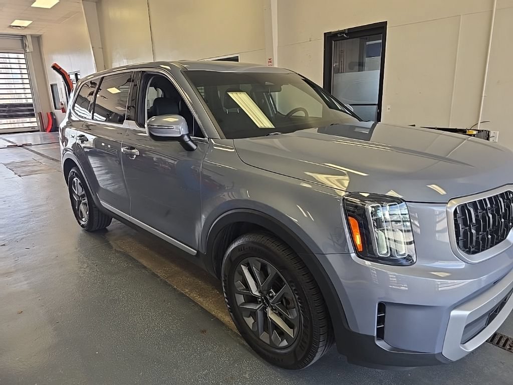 Used 2023 Kia Telluride LX AWD/4WD image 1