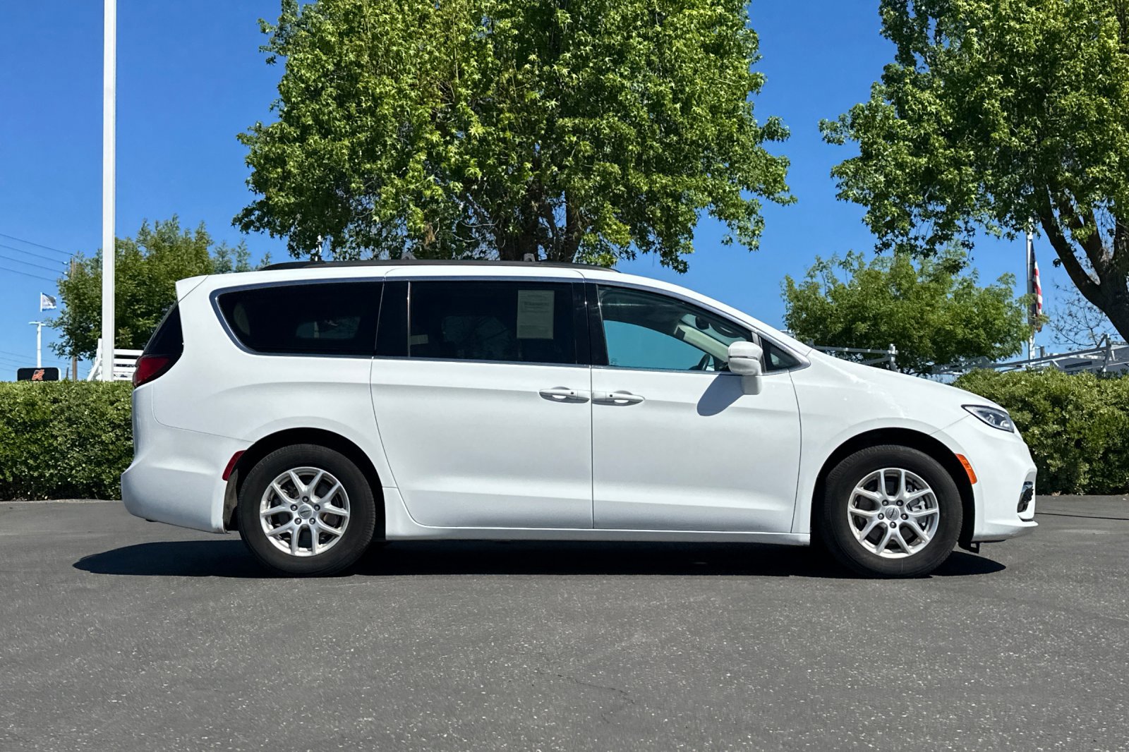 Used 2022 Chrysler Pacifica Touring-L image 3