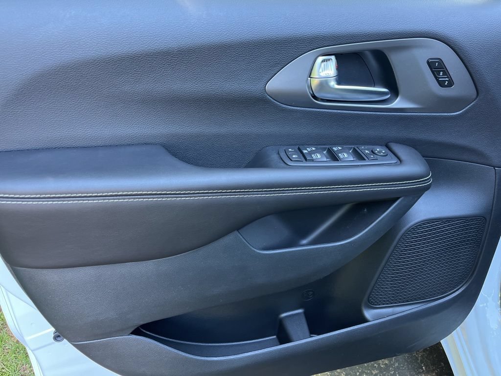 New 2027 Chrysler Pacifica Limited FWD image 24