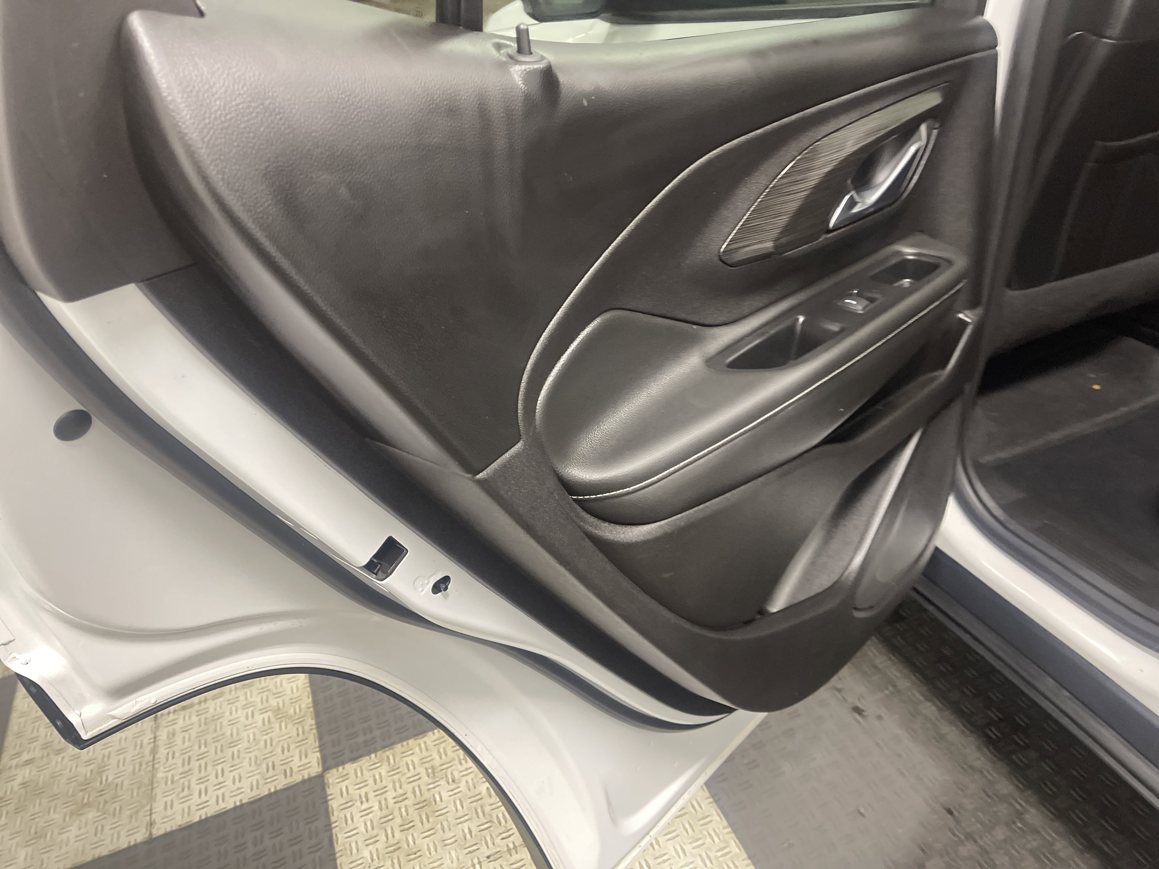 Used 2024 GMC Terrain SLT image 15