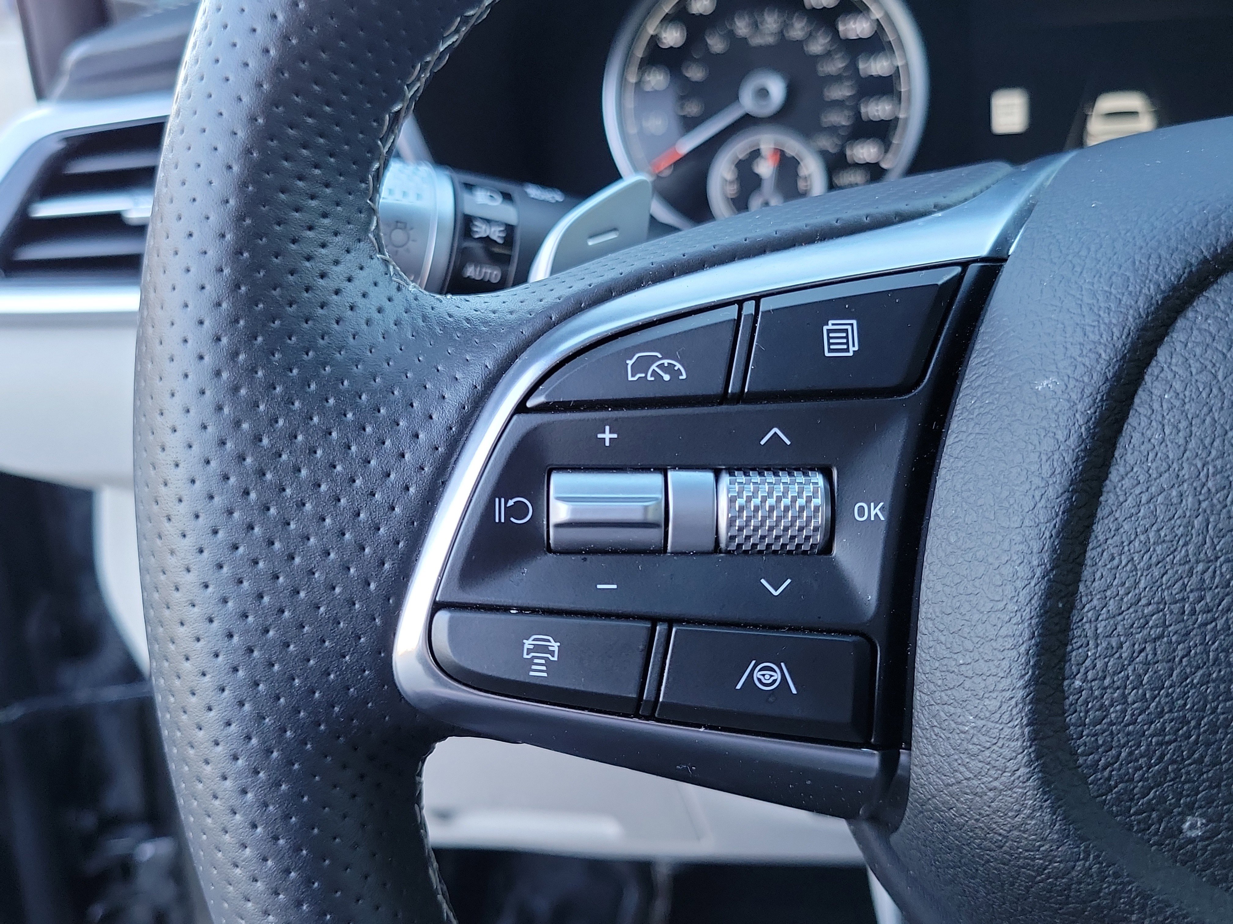 Certified 2025 Genesis G70 2.5T image 7