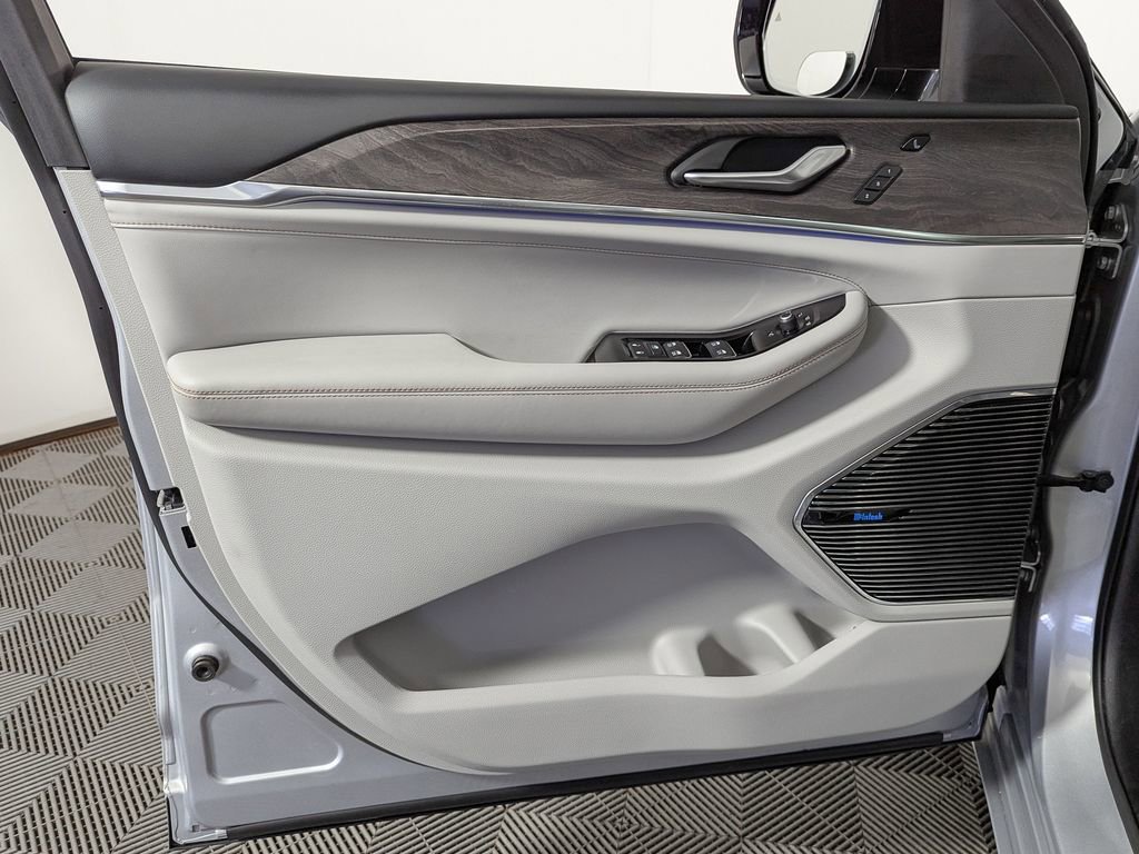 Used 2022 Jeep Grand Cherokee Overland w/ Adv Protech Group III image 14