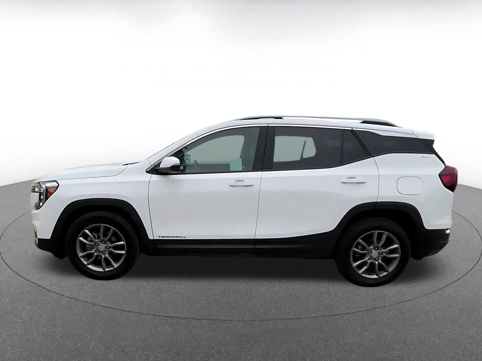 Used 2024 GMC Terrain SLT AWD/4WD image 9