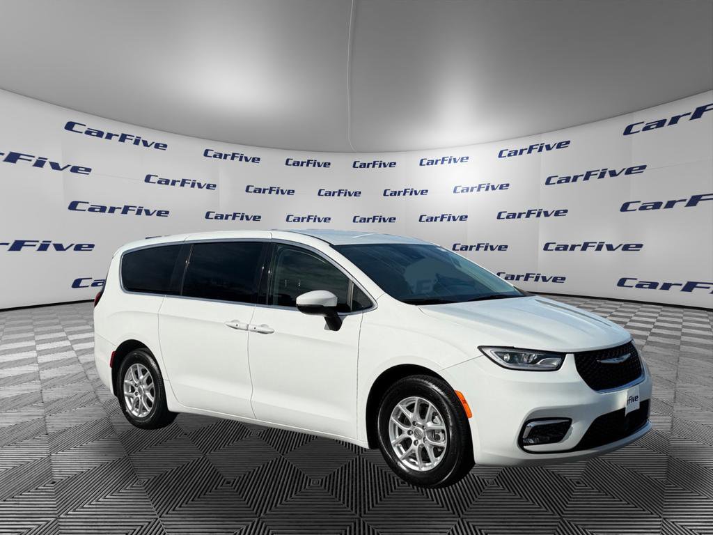 Used 2023 Chrysler Pacifica Touring-L FWD image 9