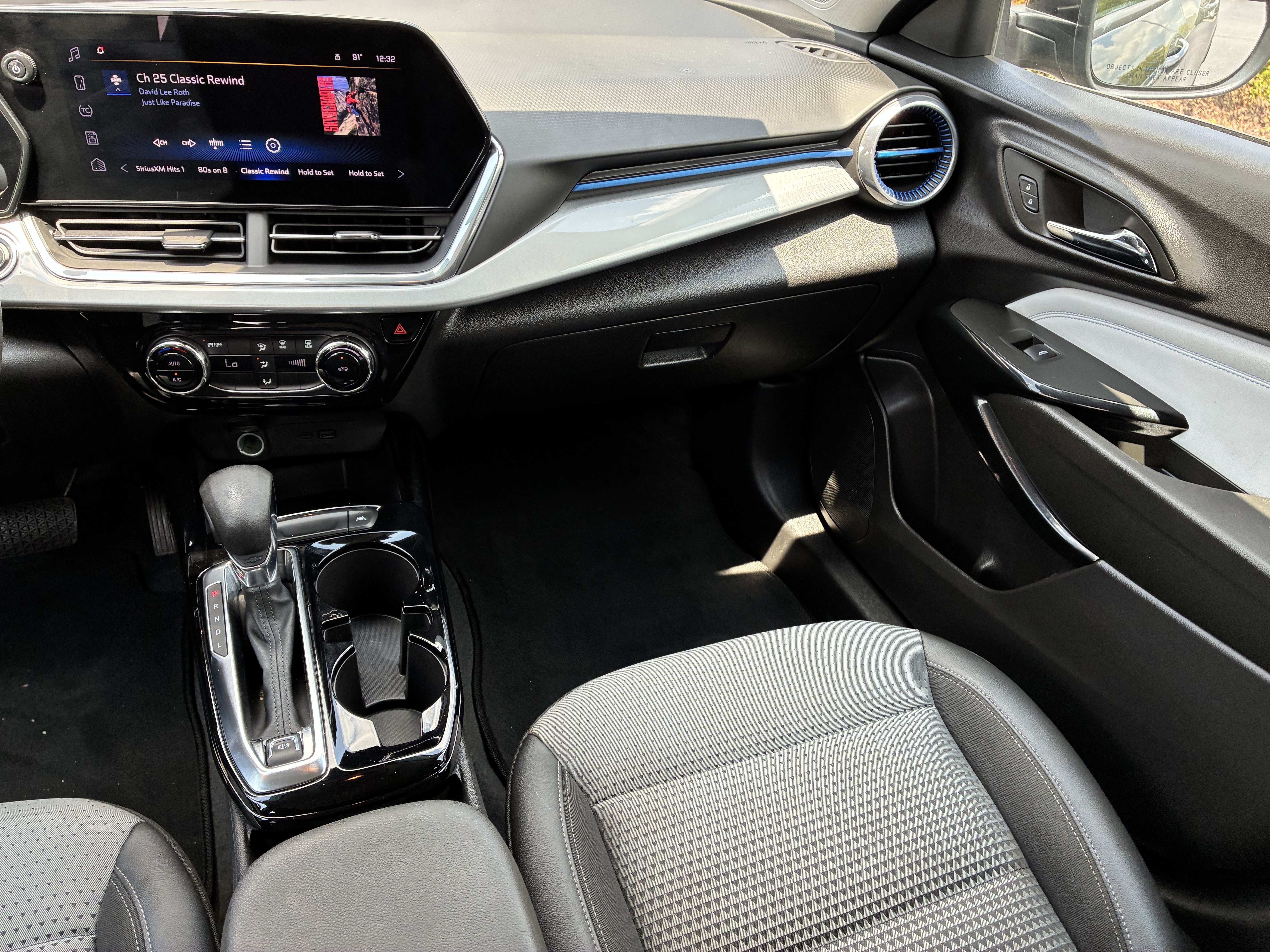 Used 2025 Chevrolet Trax LT FWD image 19