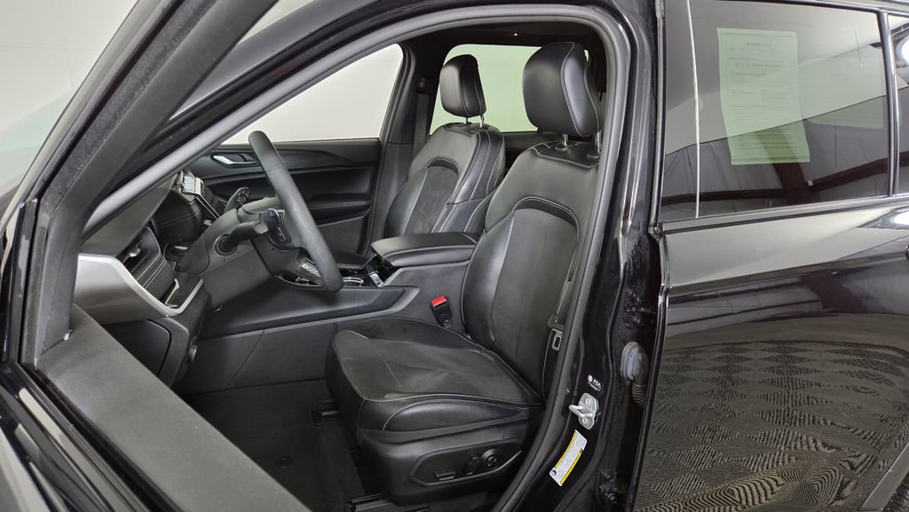 Used 2023 Jeep Grand Cherokee Altitude image 16