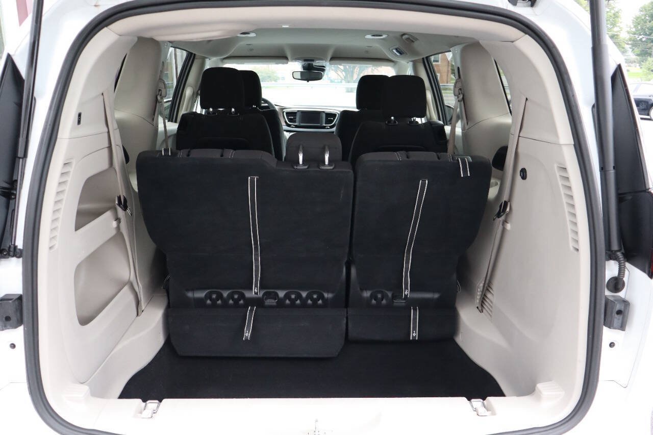 Used 2023 Chrysler Voyager LX FWD image 4