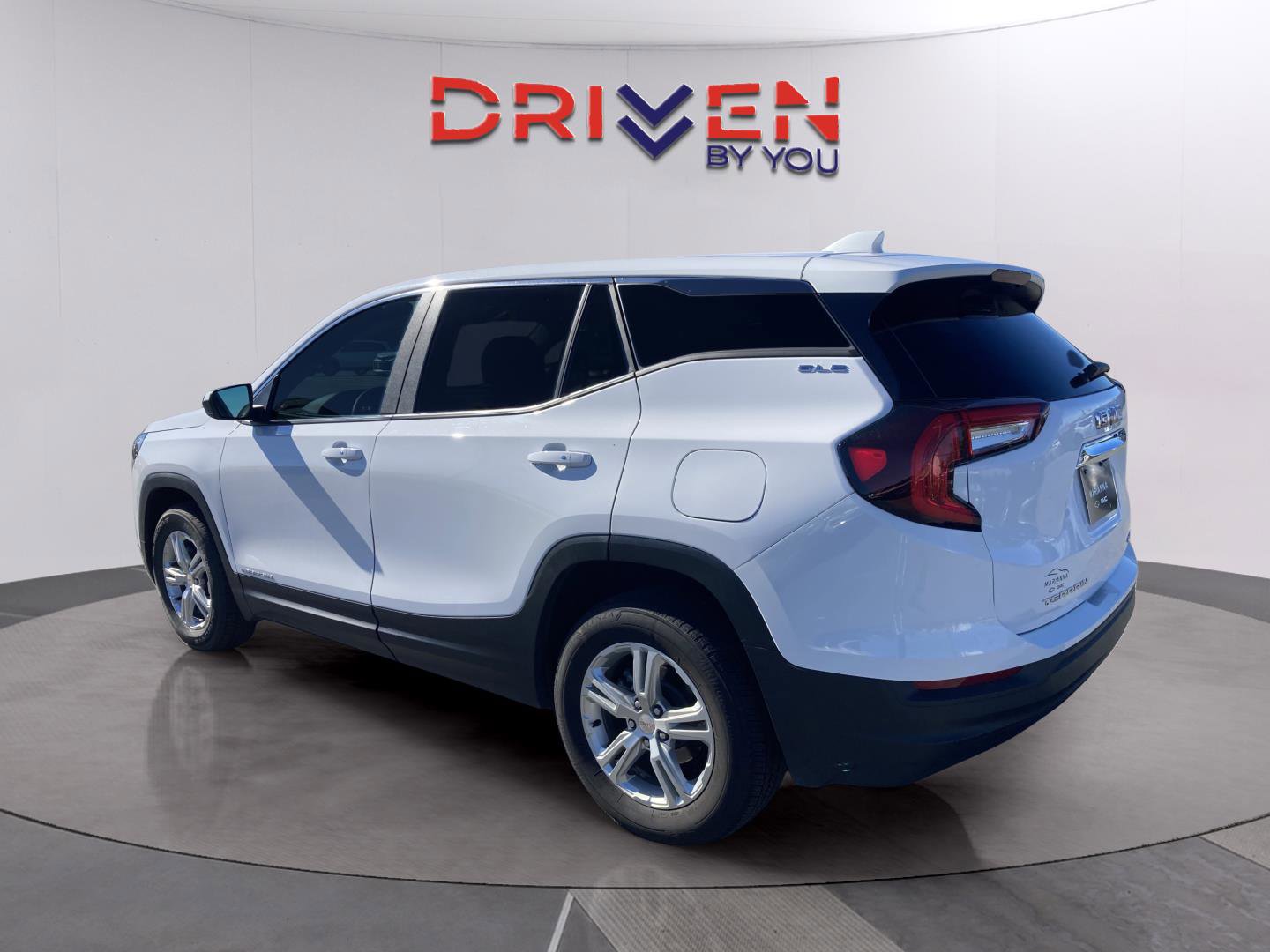 Used 2024 GMC Terrain SLE image 4