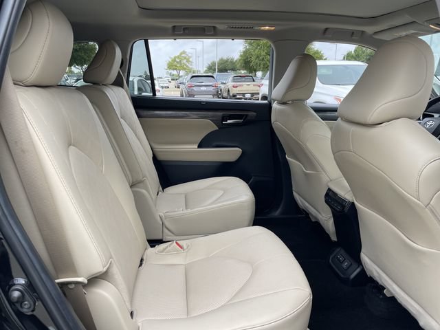 Used 2024 Toyota Highlander Platinum FWD image 26