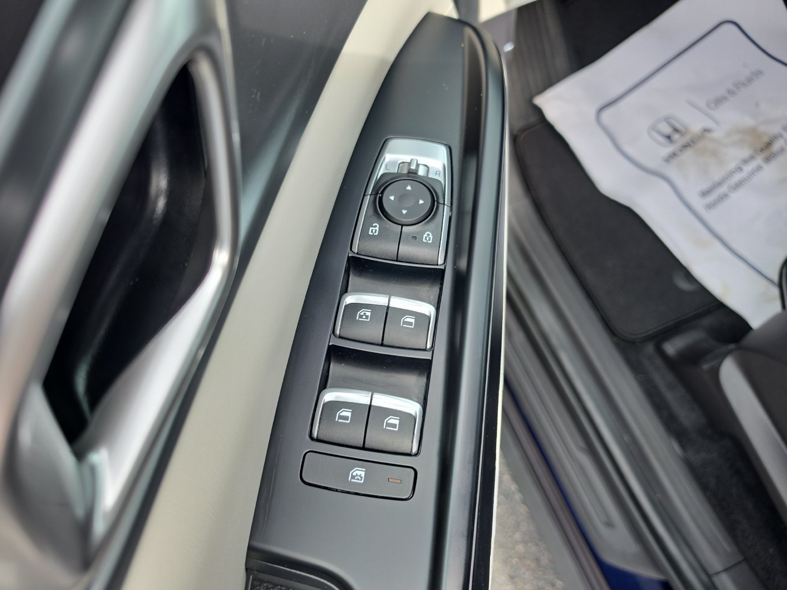 Used 2024 Kia Carnival LX FWD image 12