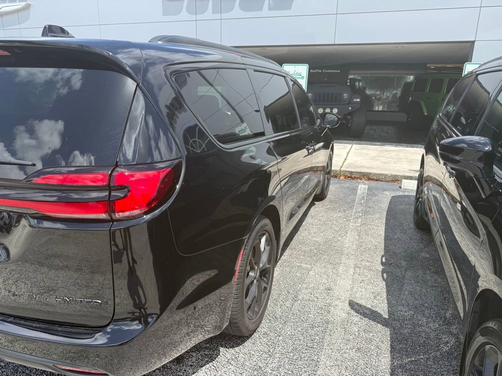 Used 2024 Chrysler Pacifica Limited w/ Uconnect Theater Family Group image 4